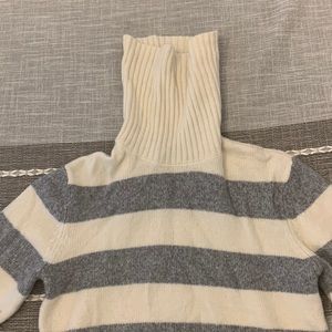 Brand: Calvin Klein size: small Color:white and LIGHT grey (it’s darker in pics)